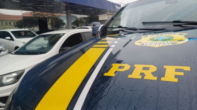 PRF auxilia no socorro de criança que passou mal em rodovia de Feira de Santana