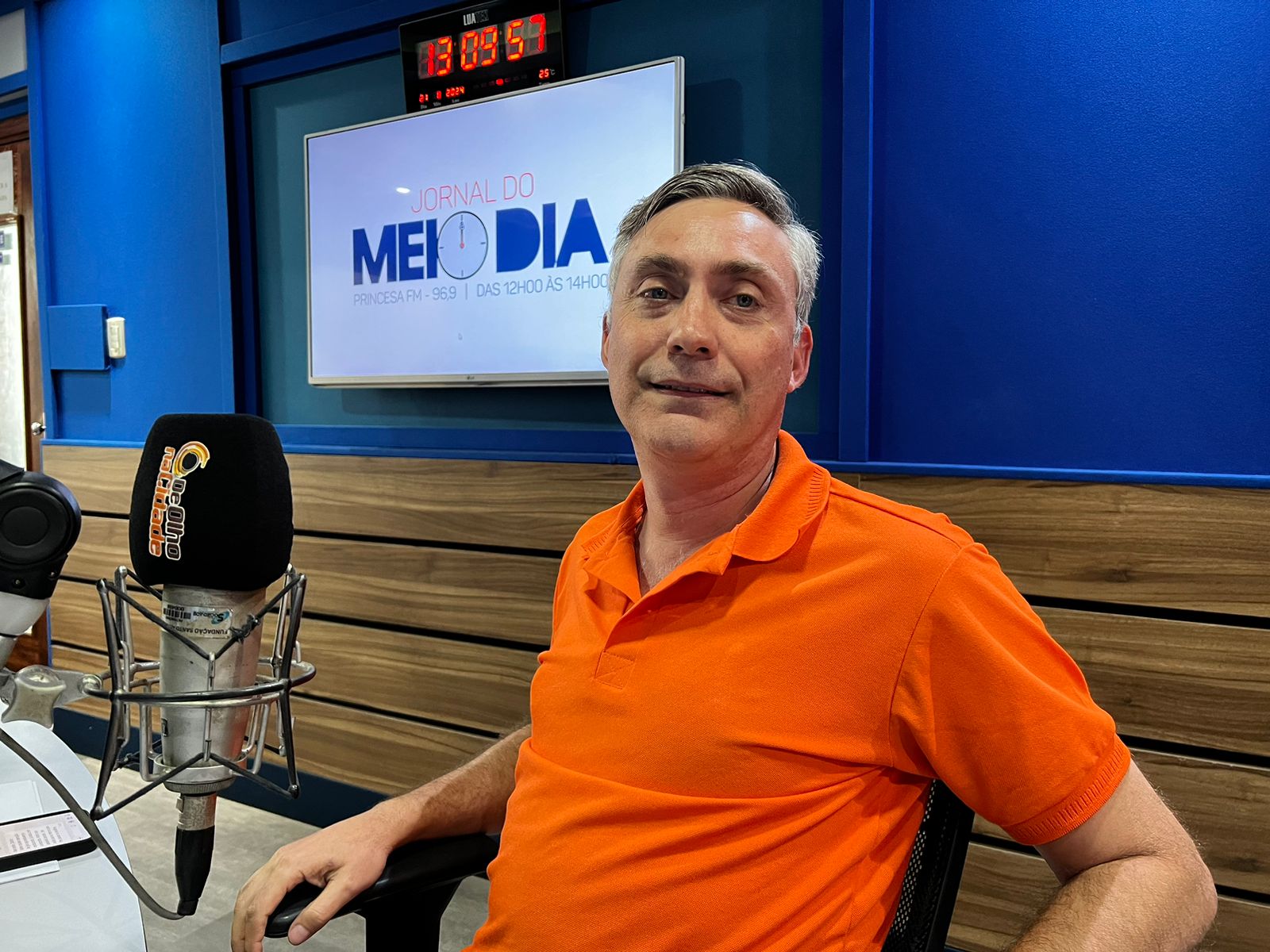 Eleições 2024: Carlos Medeiros defende renovação e inovação na educação durante entrevista no Jornal do Meio Dia