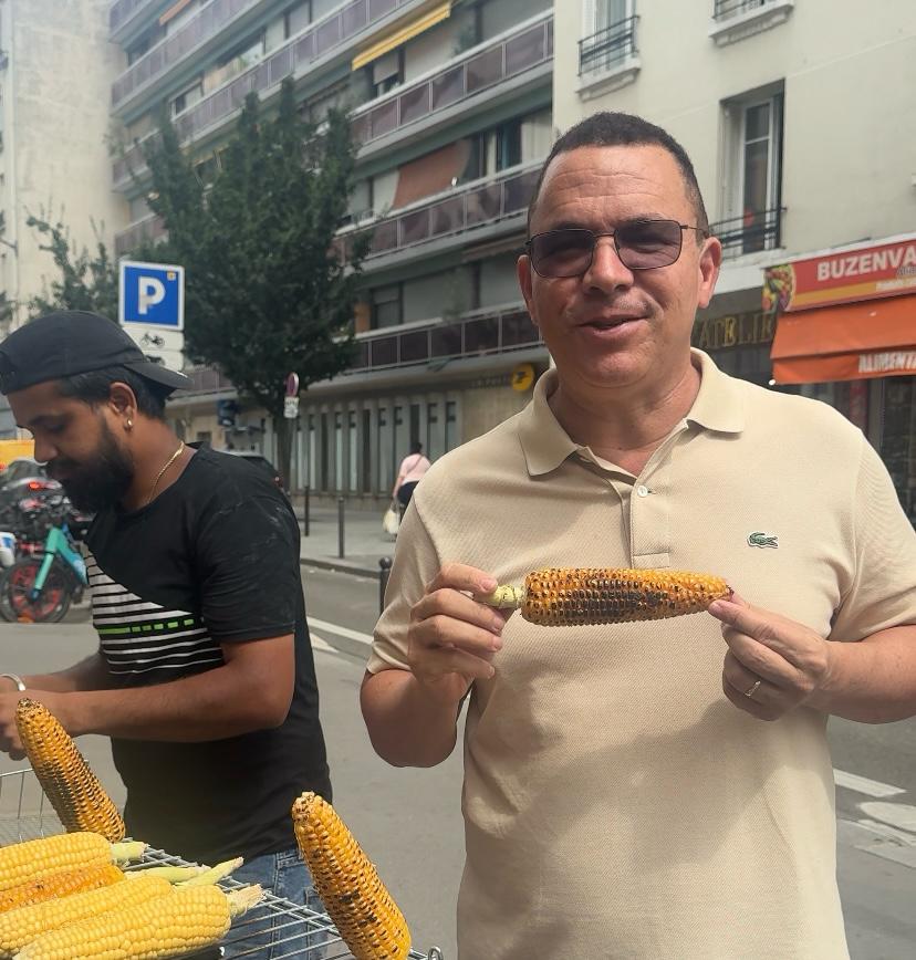 Sabor brasileiro em Paris: Jorge Biancchi experimenta milho assado da capital francesa