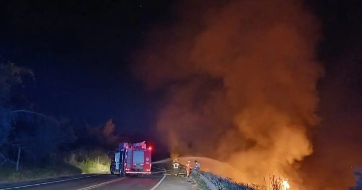 Motorista morre após caminhão-tanque pegar fogo em trecho da BR-101 na Bahia