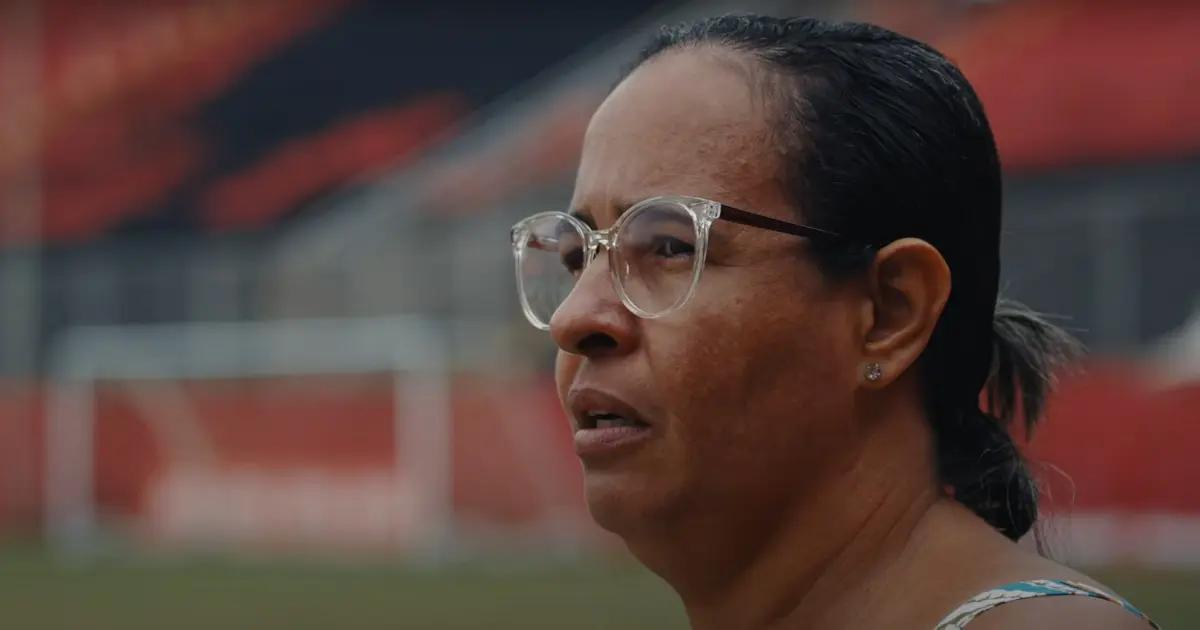 Em vídeo divulgado oficialmente, Vitória recebe empreendedora multada por uso da marca do clube