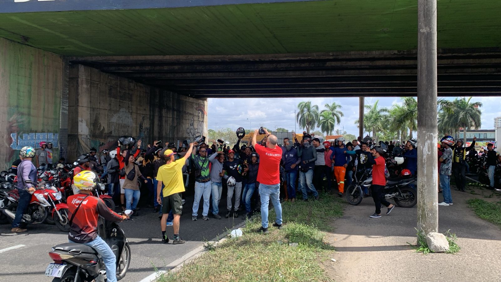 Motociclistas e entregadores por aplicativo bloqueiam avenida em Feira de Santana em protesto por mais segurança