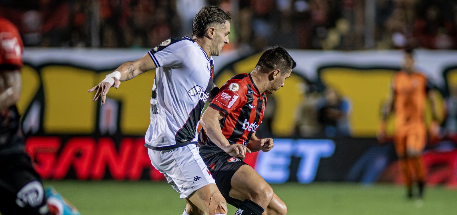 No Barradão, Vitória perde para o Vasco e se afunda na zona de rebaixamento