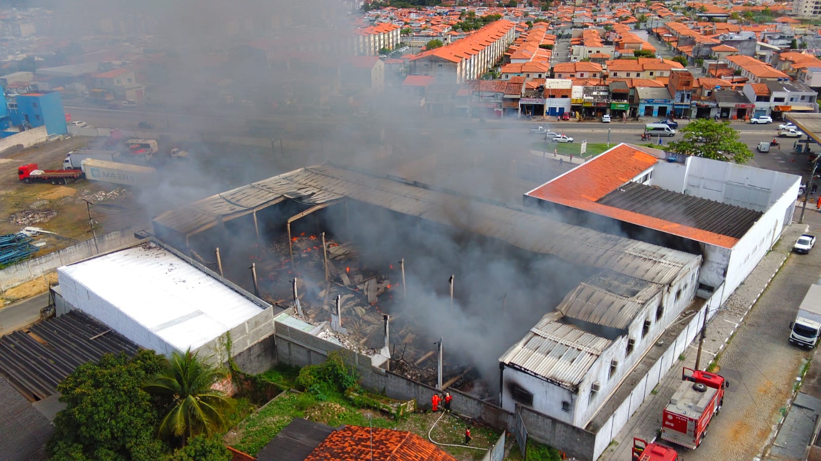 Dois incêndios simultâneos mobilizam Corpo de Bombeiros em Feira de Santana nesta sexta-feira (13)