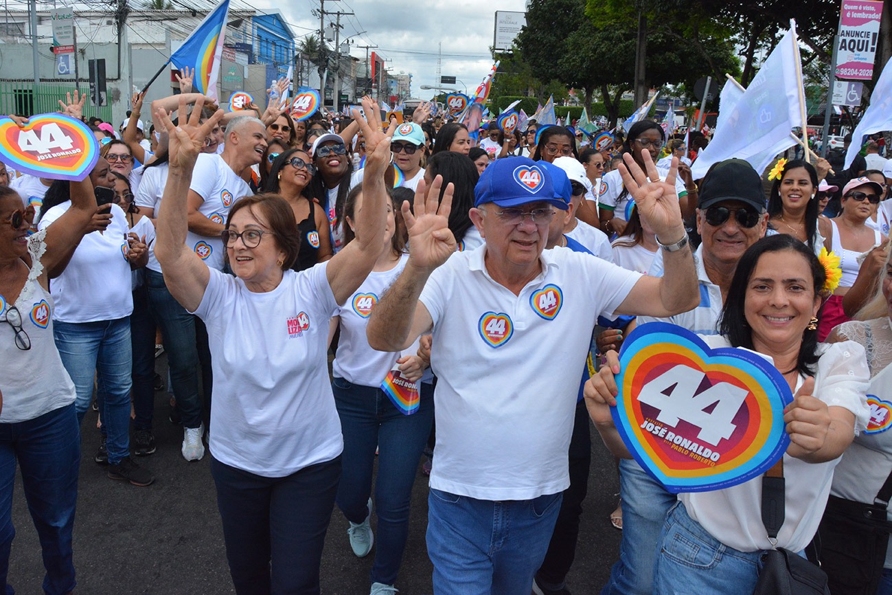 Milhares de mulheres participam de caminhada em apoio a campanha de José Ronaldo