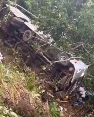 Quatro pessoas morrem e duas têm ferimentos graves após ônibus cair em ribanceira