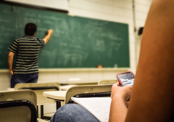 Um em cada quatro países do mundo proíbe uso de celular em sala de aula