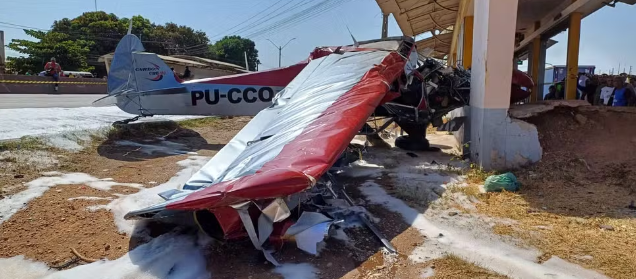 Avião cai na BR-316, atinge van e moto e deixa dois feridos