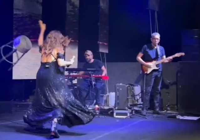 Daniela Mercury arremessa banco durante show e viraliza nas redes sociais