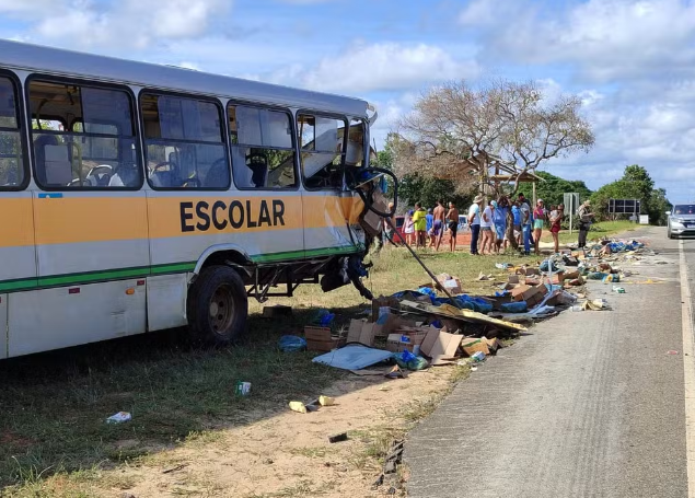 Homem morre e 22 pessoas ficam feridas após batida entre ônibus escolar e caminhão na BA-099