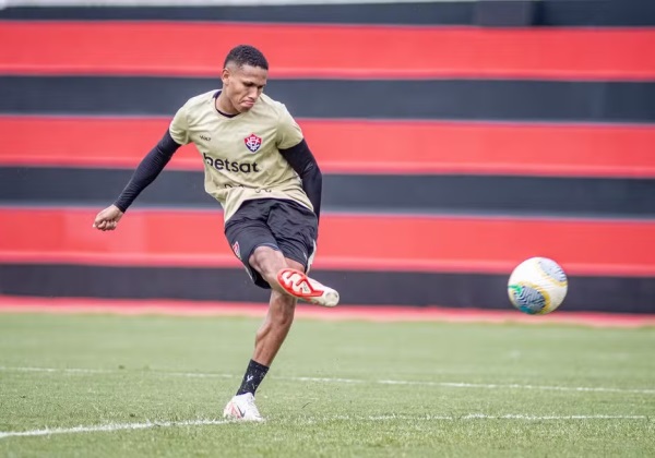 Volante do Vitória se recupera de virose e participa de treino para jogo com o Inter