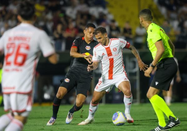 Adversários da dupla Ba-Vi, Criciúma sobe na tabela com vitória e Inter encosta no G-6 com empate