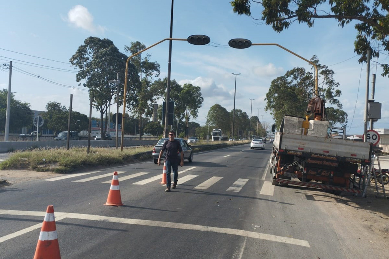 Após construção de passarela, semáforo é retirado