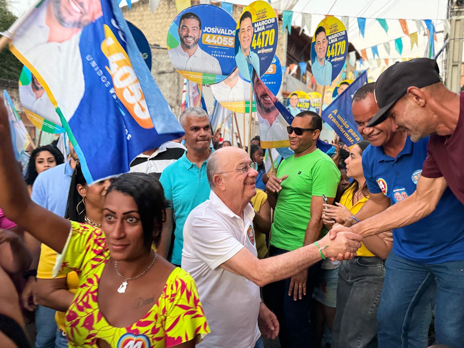 José Ronaldo caminha com moradores da Favela do Horto e anuncia retomada de programas culturais