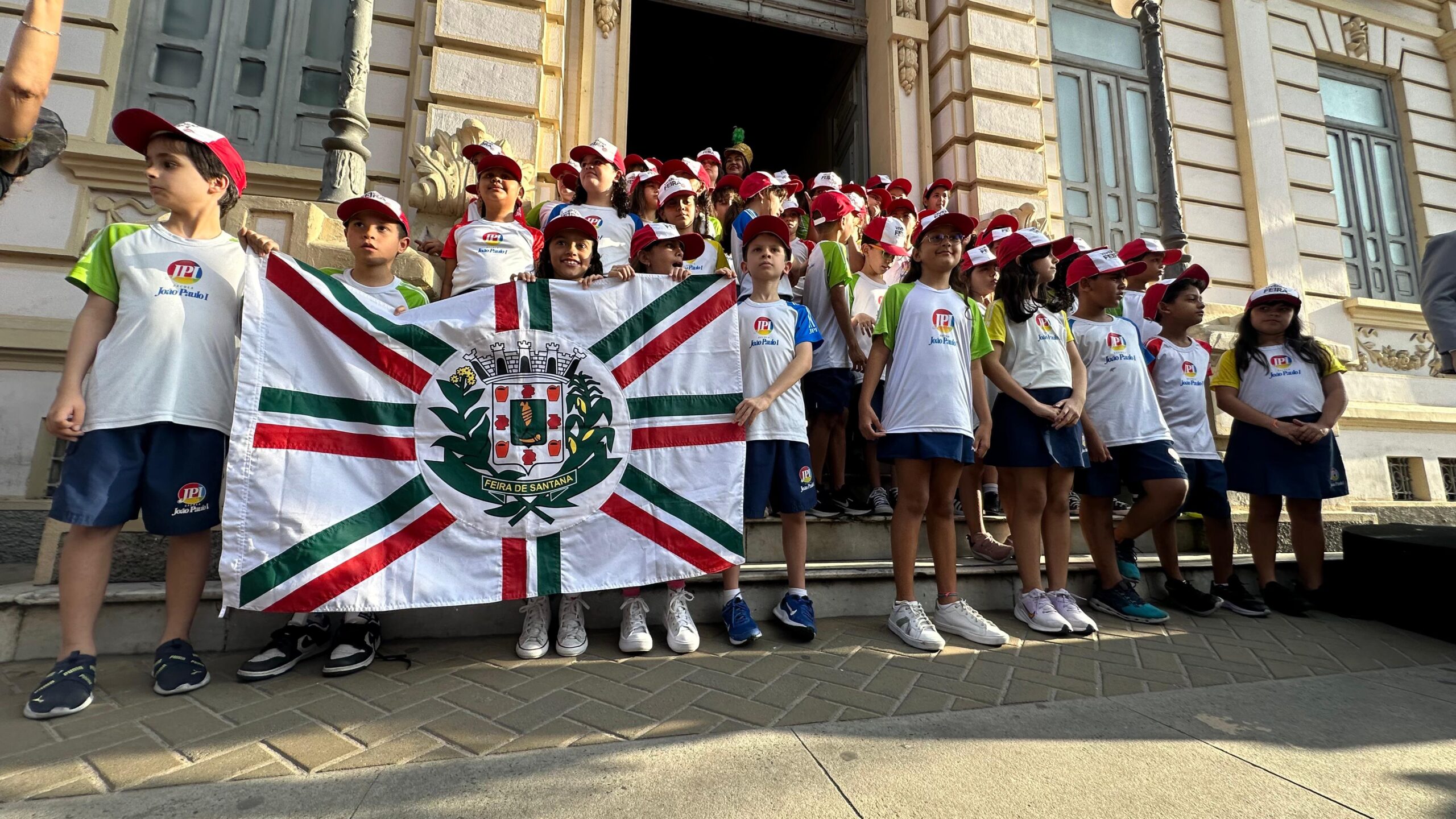 Cantata infantil nas escadarias da Prefeitura celebra os 191 anos de Feira de Santana