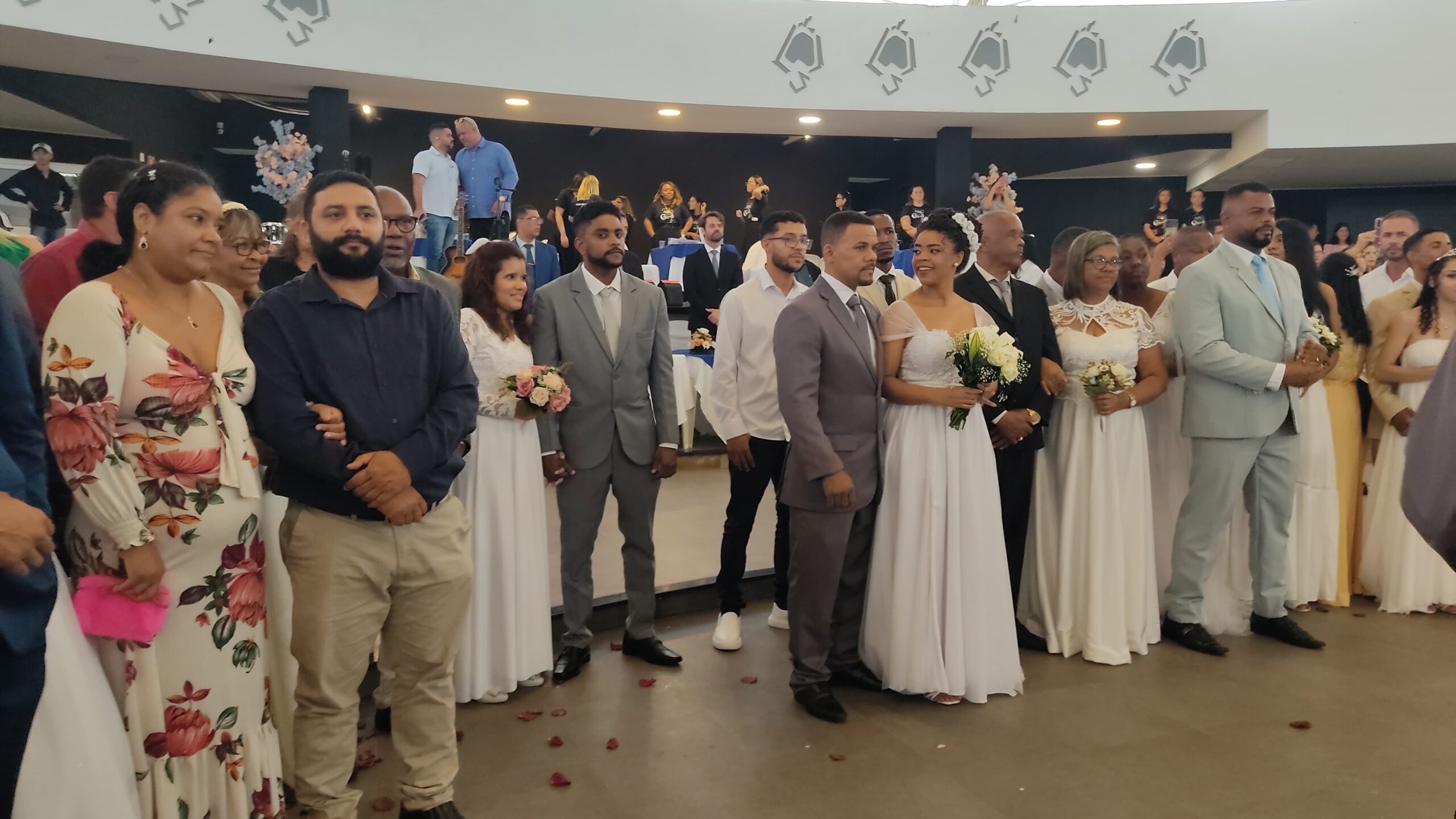 Casamento coletivo celebra união e histórias de mais de 100 casais em Feira de Santana