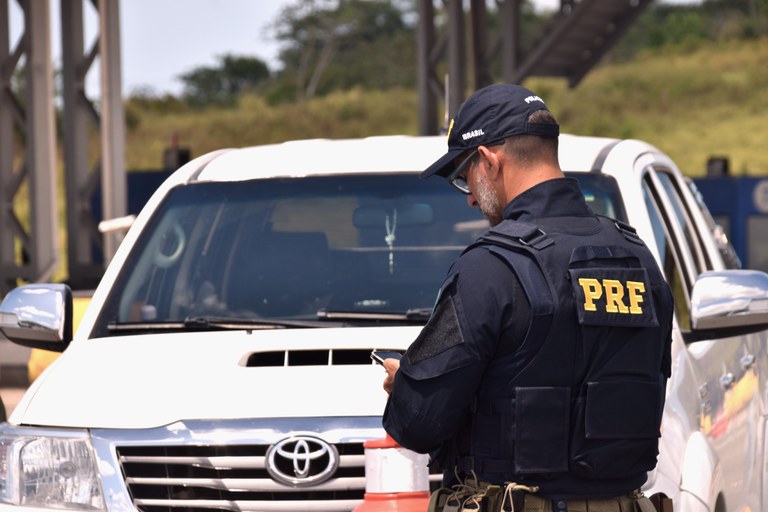 PRF inicia Operação Proclamação da República com foco no uso do cinto de segurança