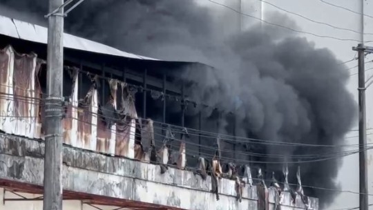 Incêndio atinge galpão no bairro do Comércio em Salvador; parte do prédio será demolida