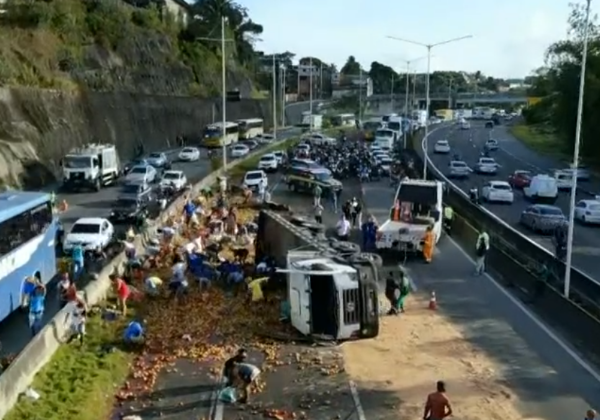 Caminhão com 14 toneladas de frutas tomba na BR-324 e bloqueia pista em Pirajá