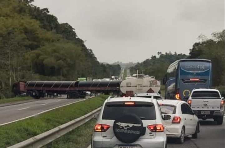 Acidente deixa pista totalmente interditada na BR-324, em Amélia Rodrigues