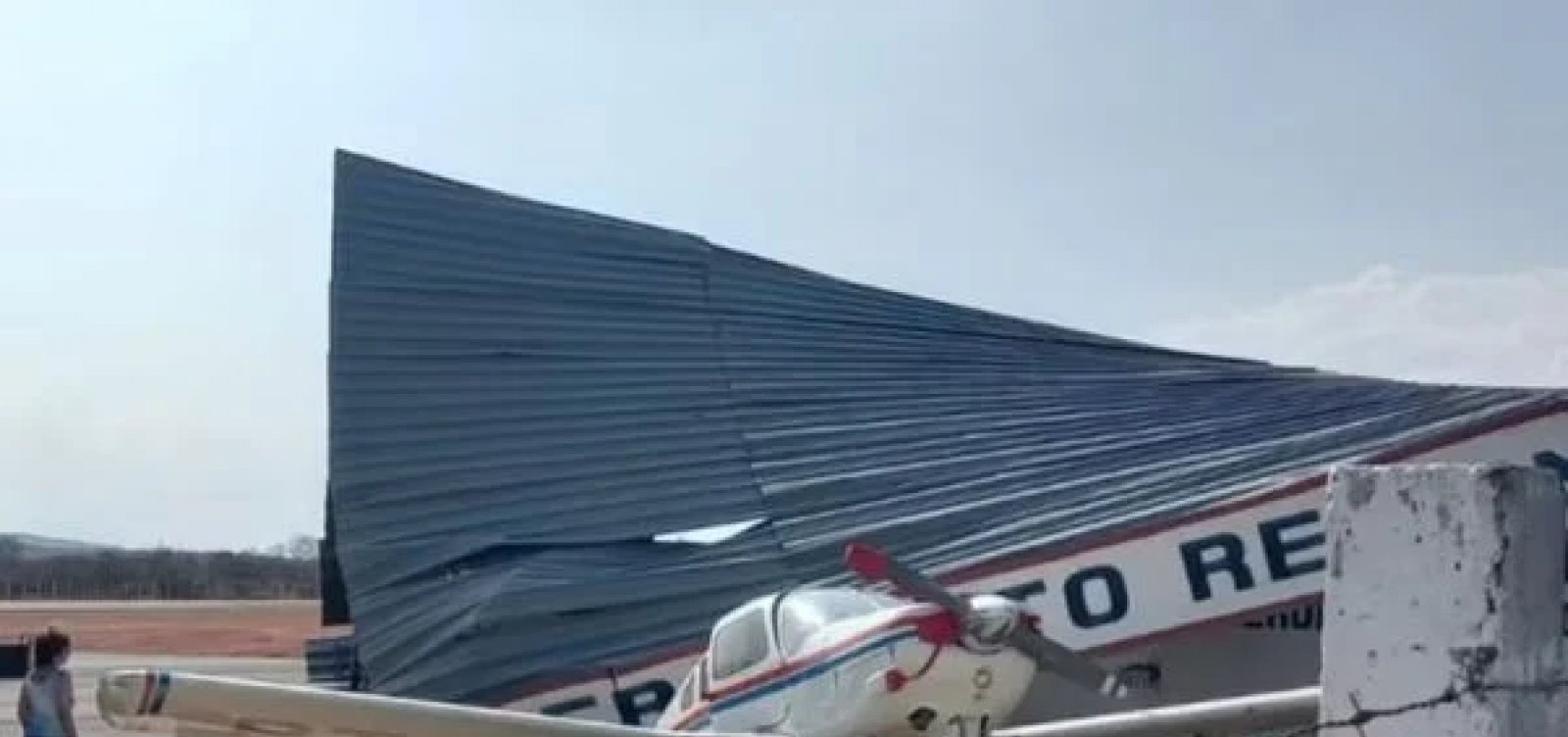 Telhado de aeroporto no sudoeste da Bahia é arrancado por ventania