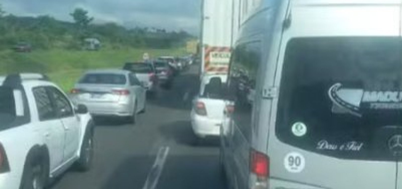 Acidente deixa tráfego restrito em mais de 2 km na BR-324 sentido Feira de Santana