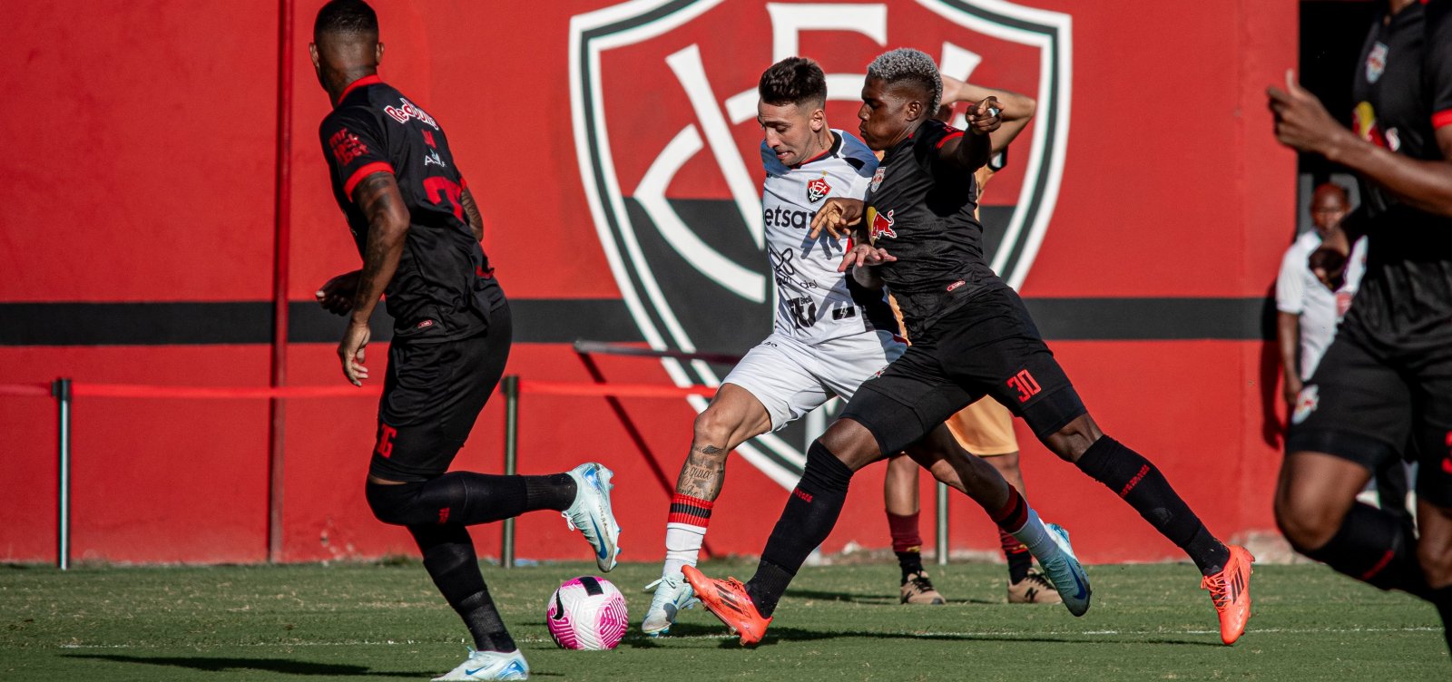 Vitória faz o dever de casa, bate o Red Bull Bragantino e deixa a zona de rebaixamento