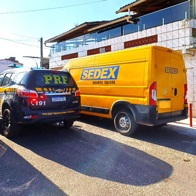 Furgão caracterizado irregularmente como veículo dos Correios é apreendido pela PRF na BR 324