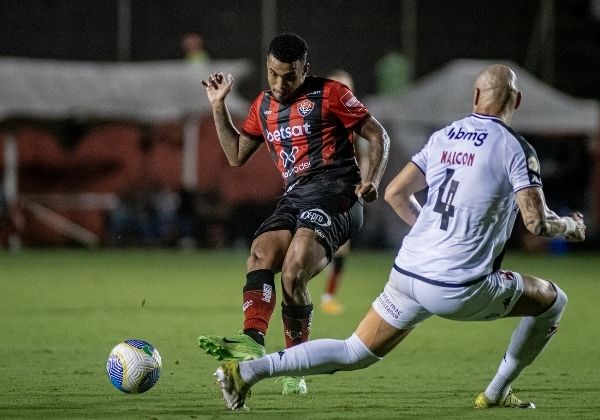 Sem acordo com o Bragantino, Vitória terá o desfalque de Alerrandro para jogo no Barradão