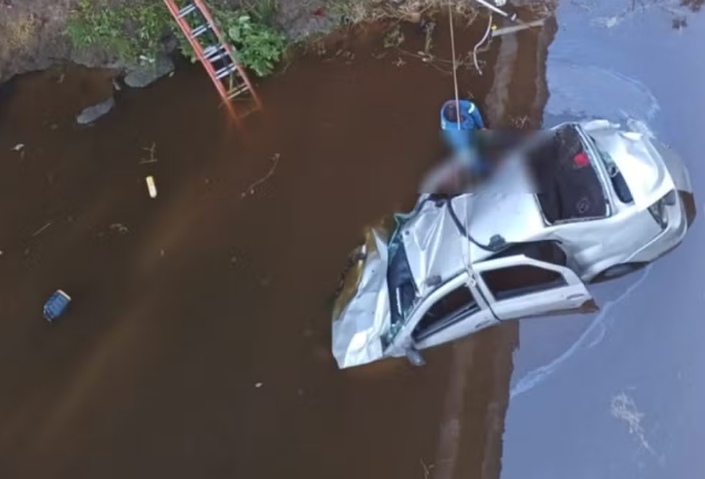 Quatro pessoas morrem e uma fica ferida após carro cair de ponte