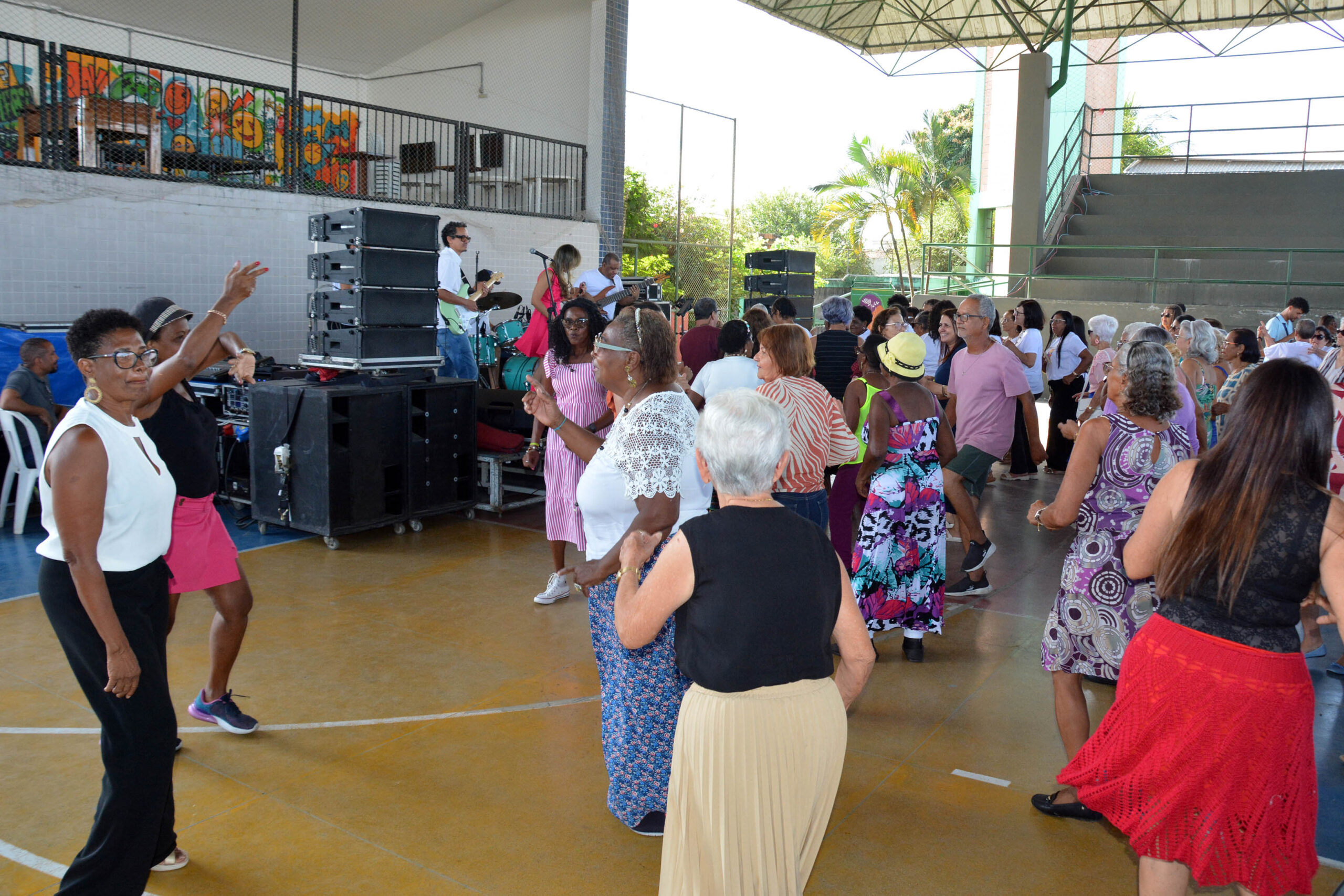 Idosos esbanjam vitalidade em baile dançante