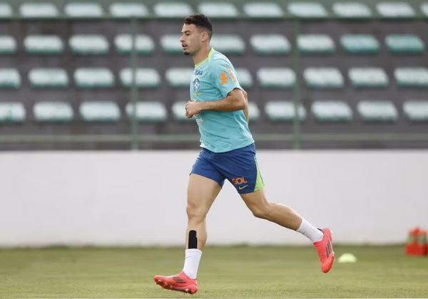 Com dores na panturrilha, Gabriel Martinelli é dúvida para jogo da Seleção Brasileira