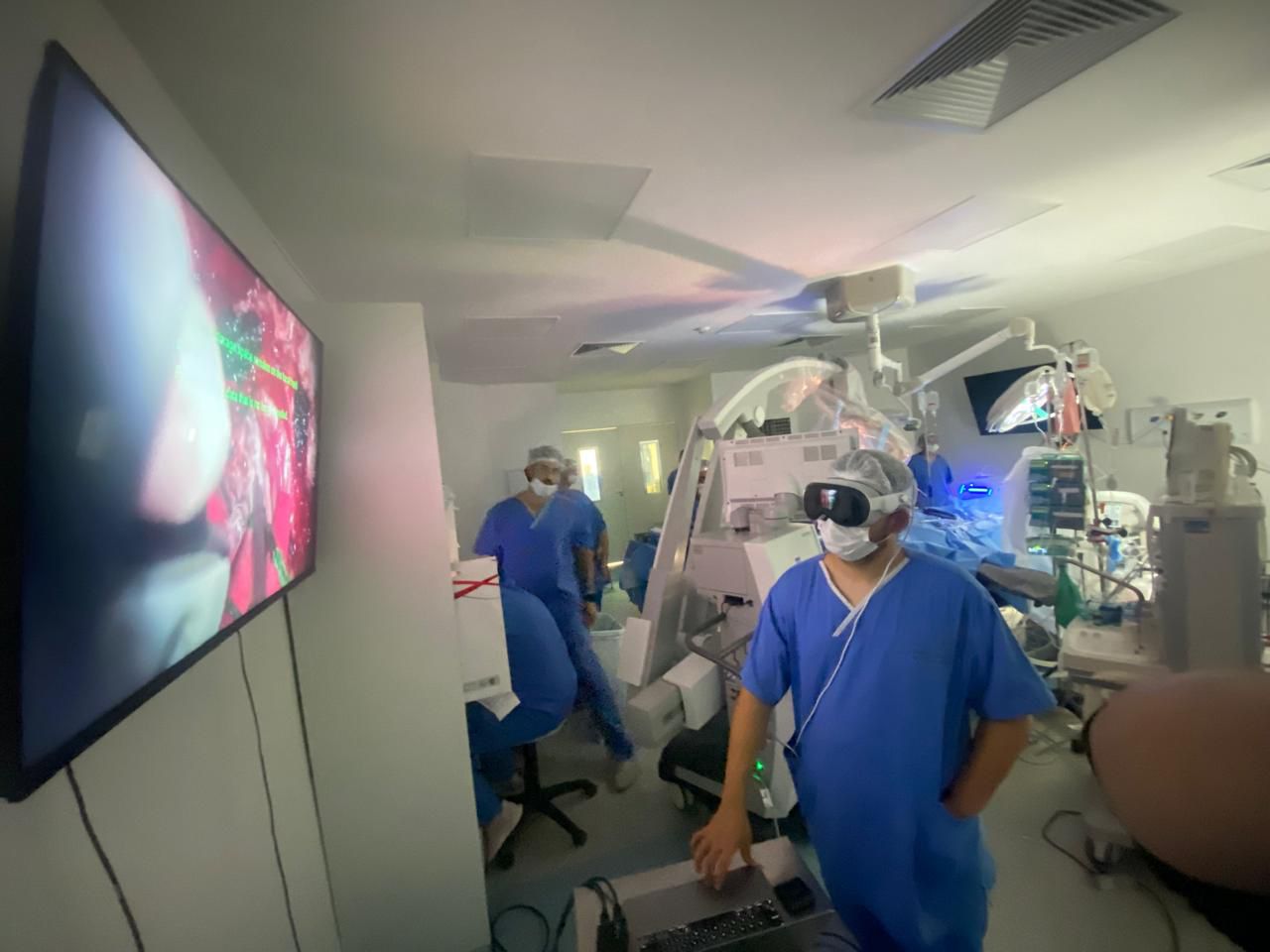 Equipe do Clériston Andrade é a primeira no Brasil a usar óculos de realidade virtual da Apple em neurocirurgias