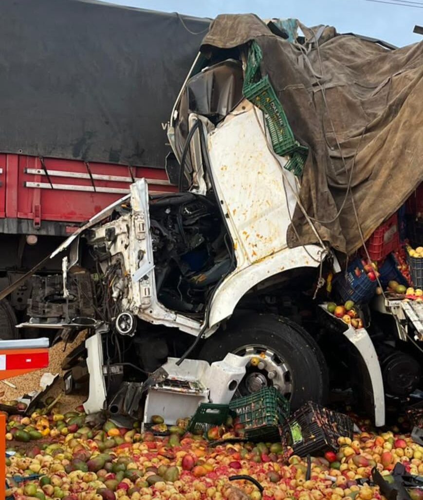 Acidente entre um caminhão e uma carreta causa congestionamento na BR-324