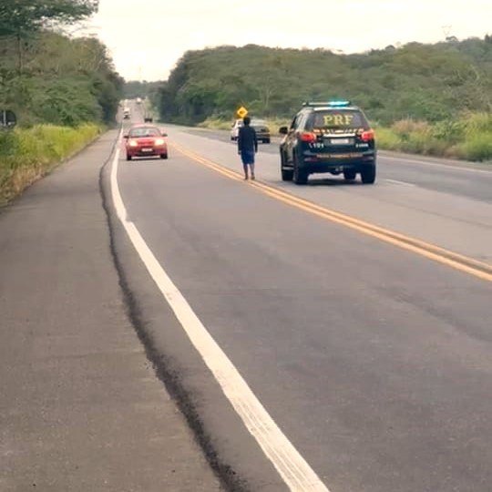 PRF socorre pedestre desorientado na BR 101