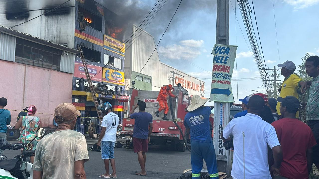 Incêndio atinge duas lojas no centro de Feira de Santana e preocupa comerciantes