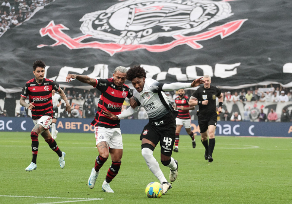 Flamengo segura empate com um a menos, elimina Corinthians e vai à final da Copa do Brasil