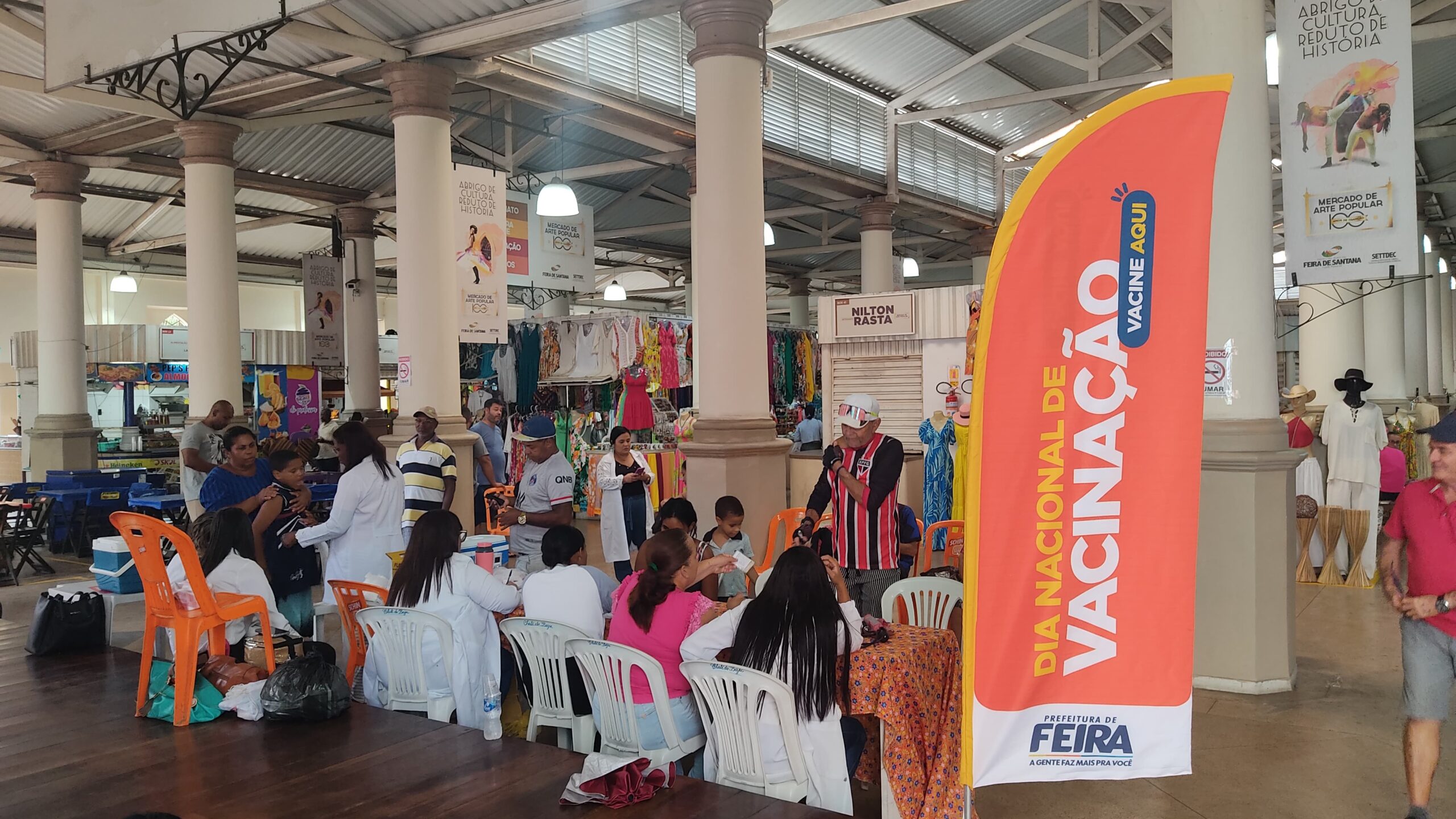 Dia Nacional da Vacinação: Prefeitura mobiliza comunidade em ação no Mercado de Arte Popular