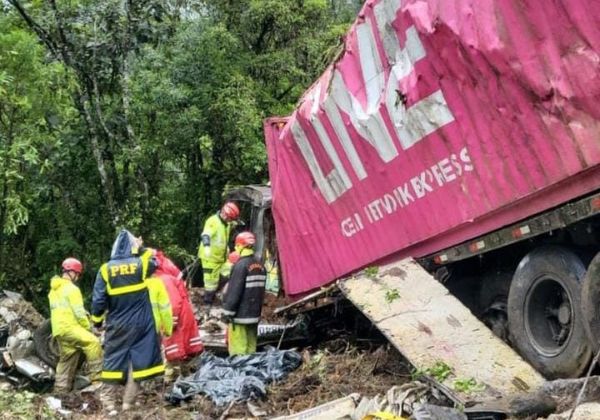 Nove integrantes de clube de remo morrem após van ser arrastada por carreta no PR