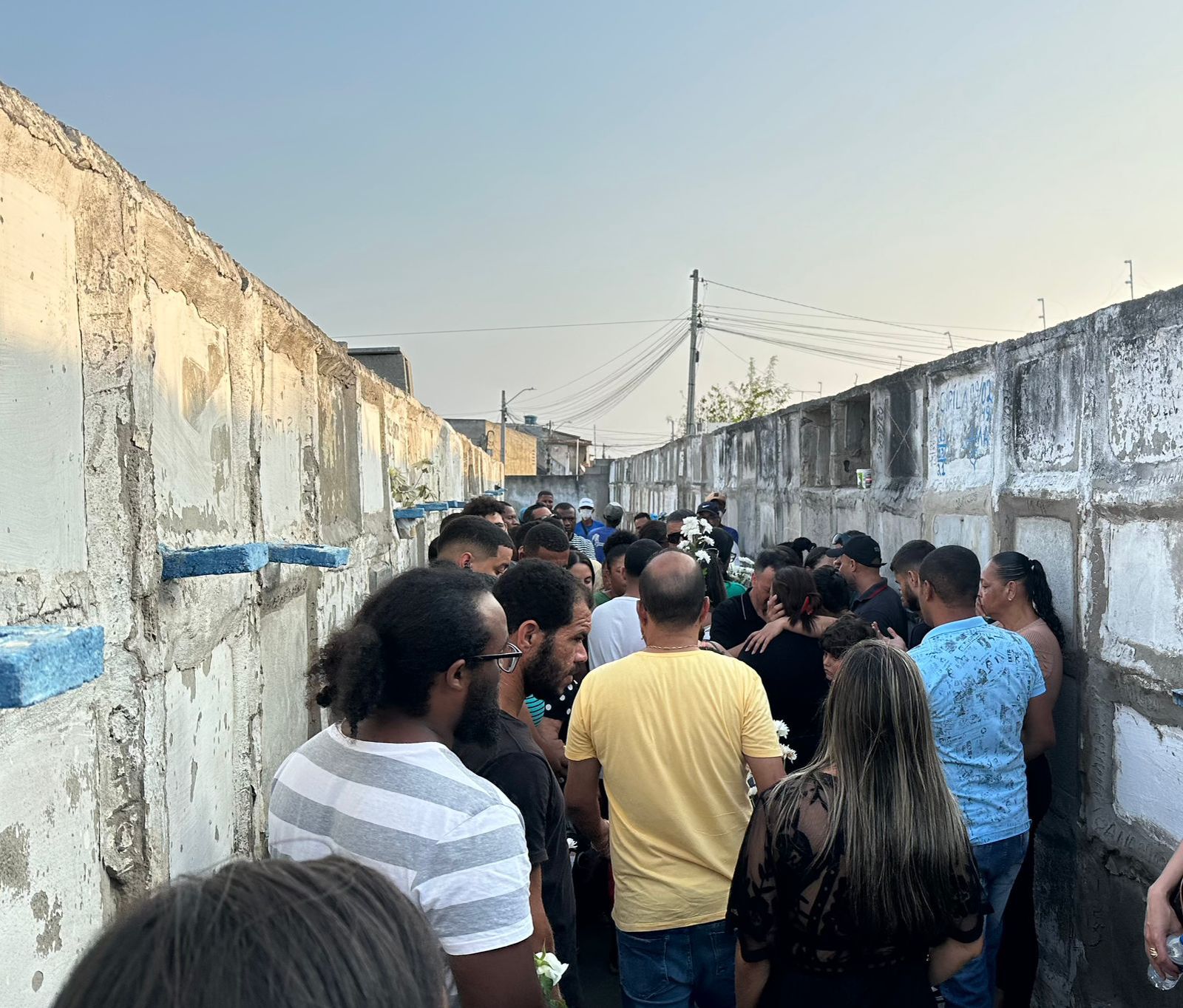 Amigos e familiares se despedem de empresário morto após fuga de blitz em Feira de Santana