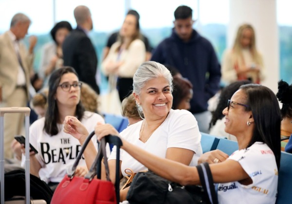 Primeiro voo direto entre Salvador e Paris, com 350 passageiros, pousa em solo baiano