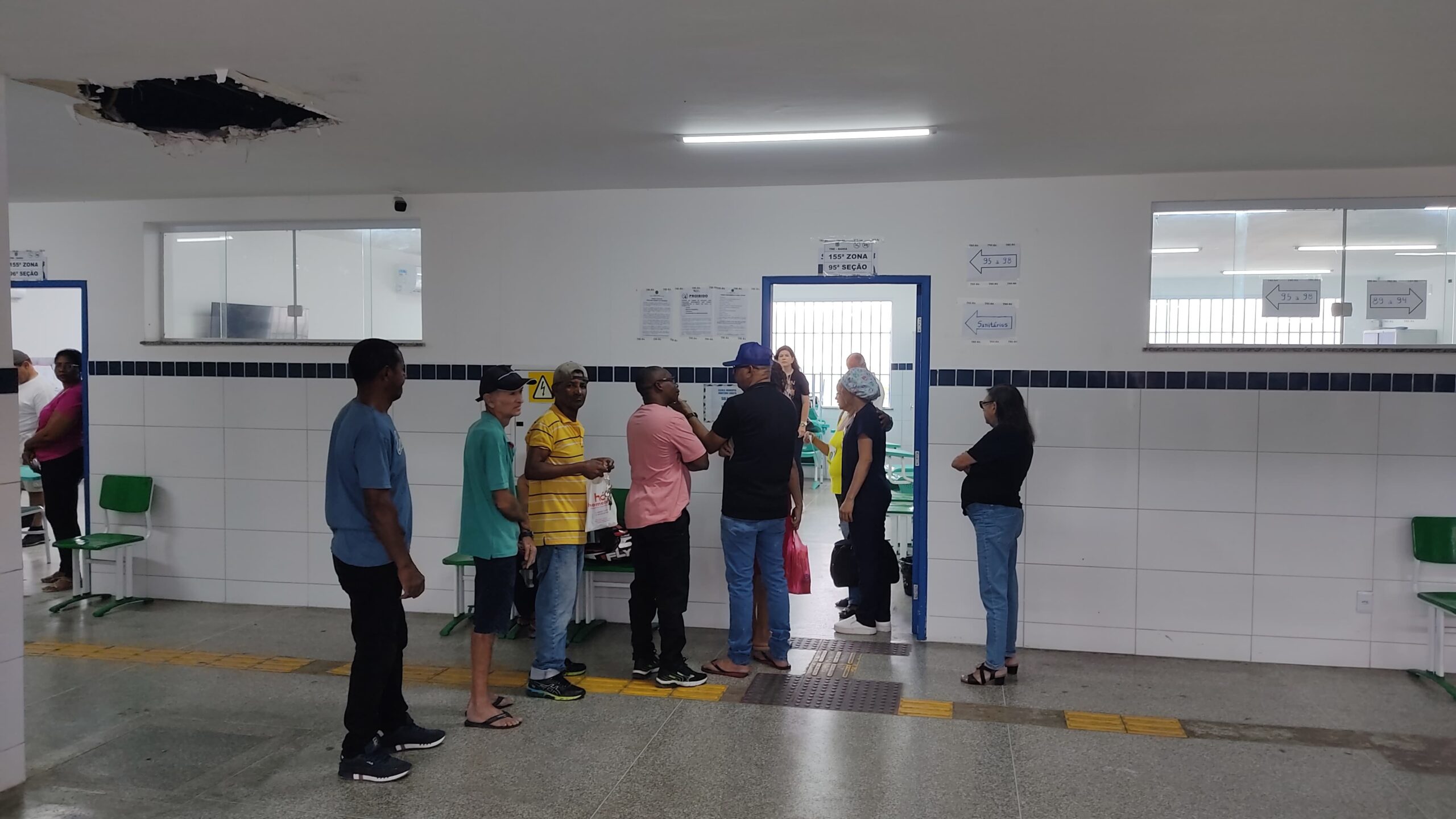 Votação inicia com fluxo moderado de eleitores nas escolas de Feira de Santana