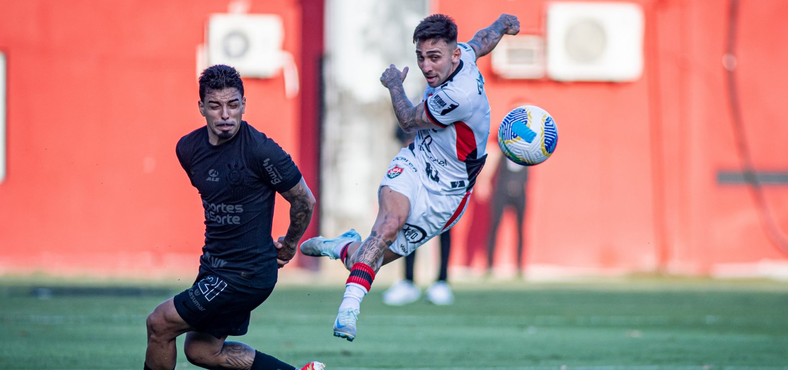 Diante de adversário direto, Vitória sofre virada e perde para o Corinthians no Barradão