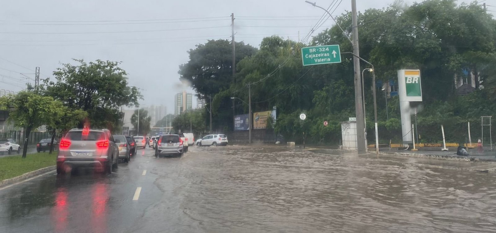 Todos os municípios baianos estão em alerta para chuvas fortes e ventos intensos; confira previsão