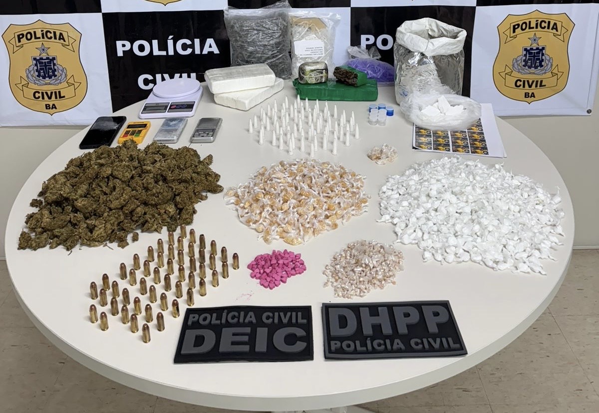 Polícia Civil desarticula esquema criminoso e apreende drogas e munições em operação em Salvador