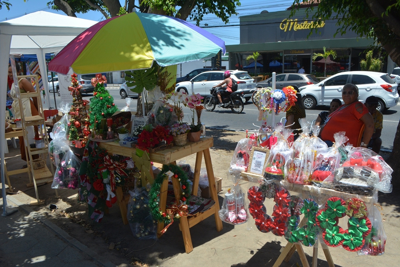 Arte, cultura e vendas no canteiro da avenida Getúlio Vargas neste domingo