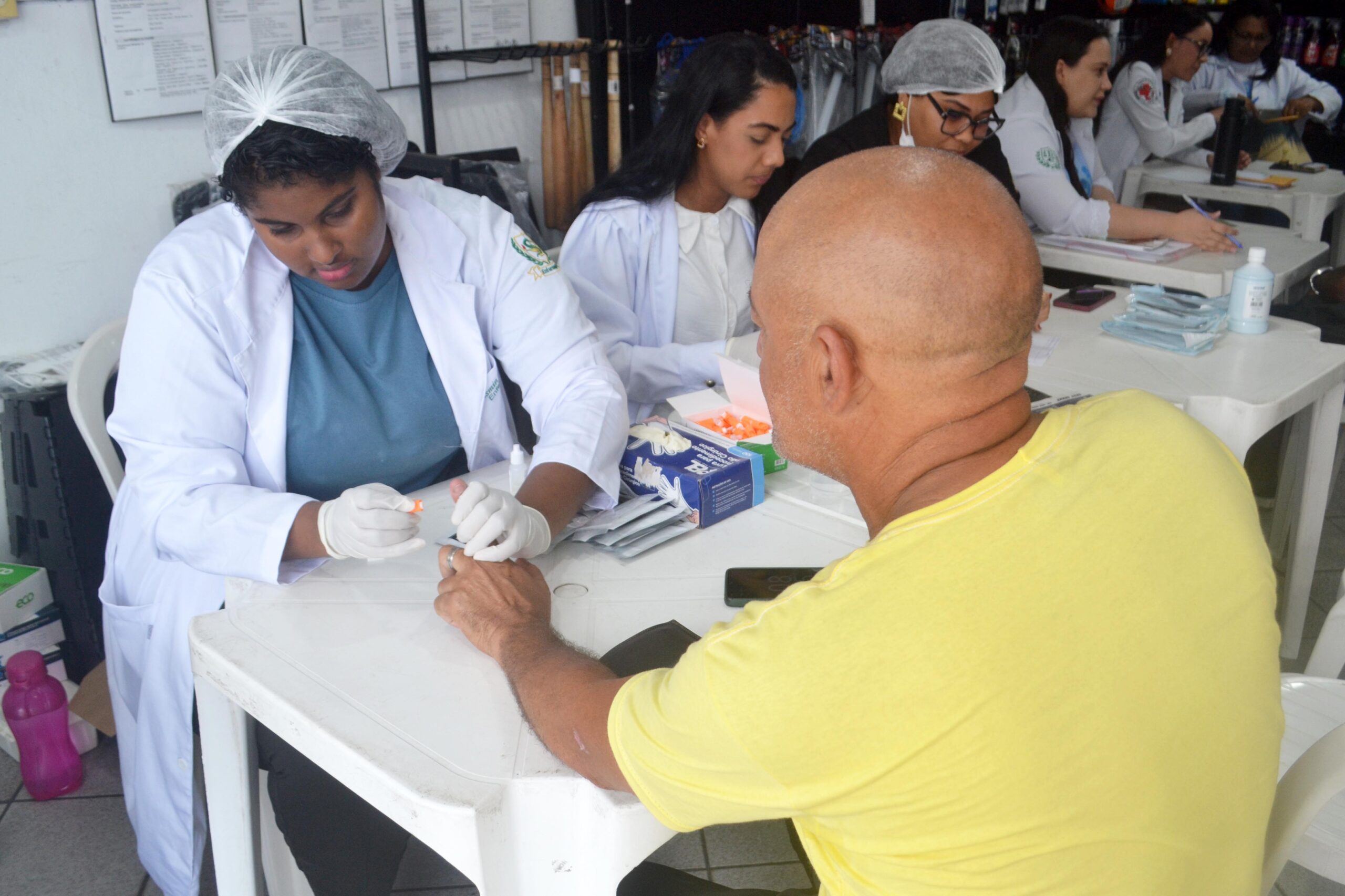 Caminhoneiros recebem atendimentos de saúde na BR-324 em ação do Novembro Azul