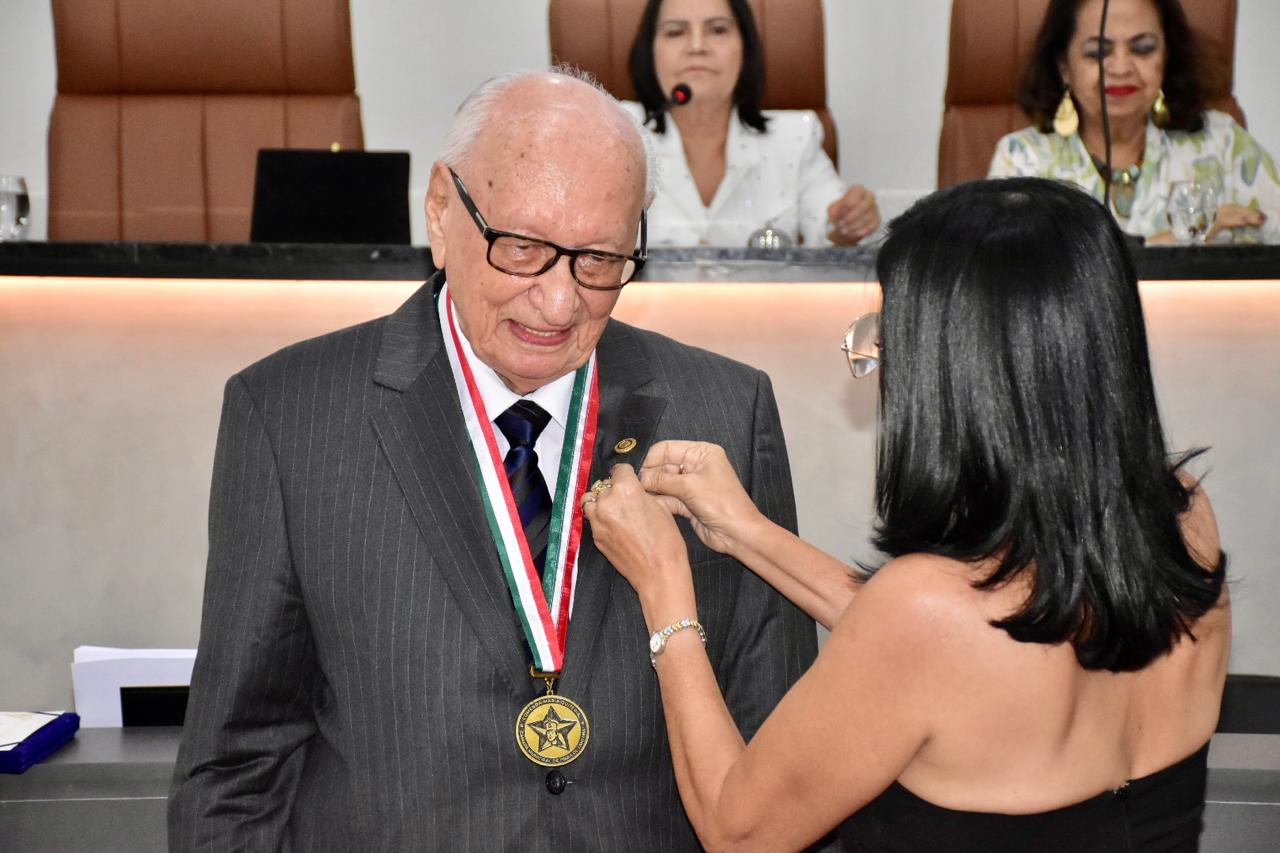 Médico Geraldo Leite recebe Comenda Maria Quitéria e se torna membro de academias