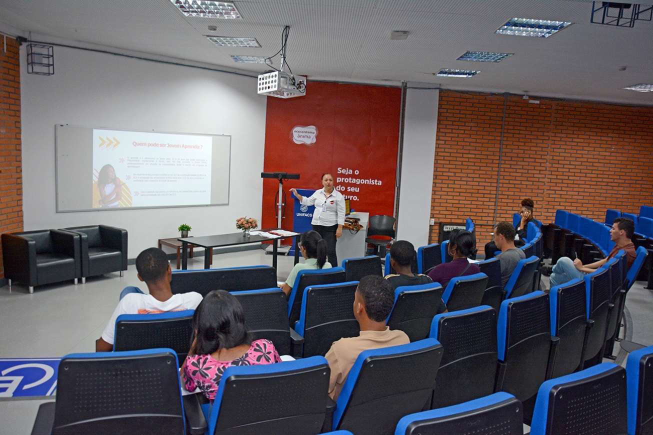 Curso de orientação profissional prepara jovens para o mercado e já garante contratações