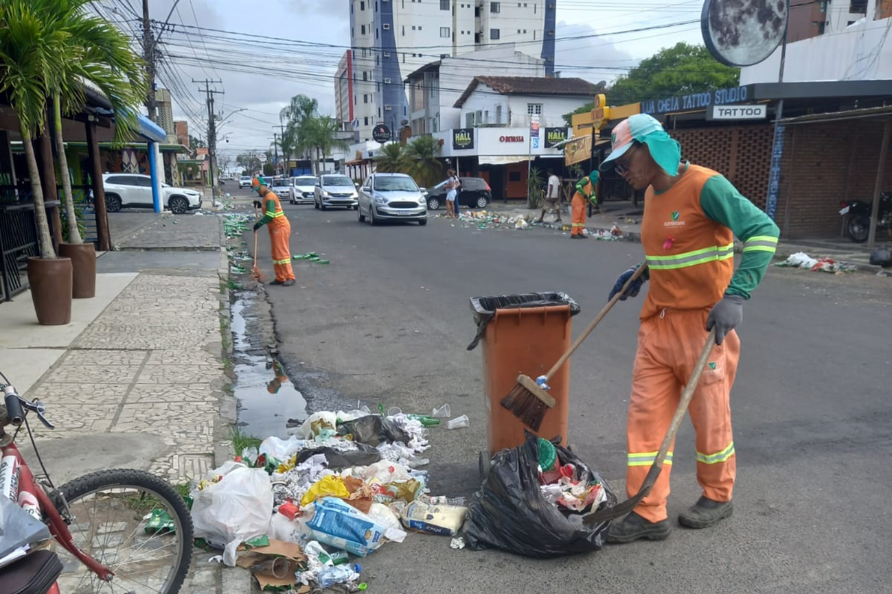 Após festa de torcedores, rua São Domingos amanhece coberta de lixo